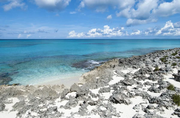 Karib-tenger sziklás strand — Stock Fotó