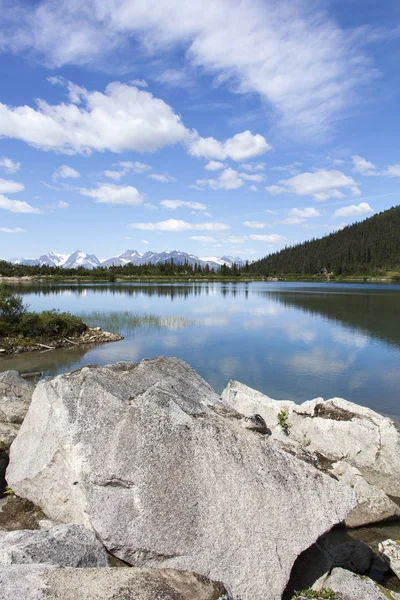 Alaska 's mountain lake — Stockfoto