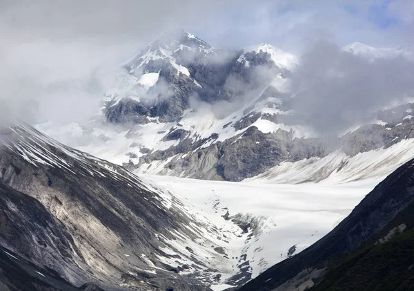 Montagne nuvolose dell'Alaska — Foto Stock