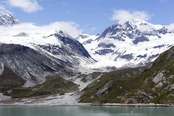 Montagne della baia del ghiacciaio — Foto Stock