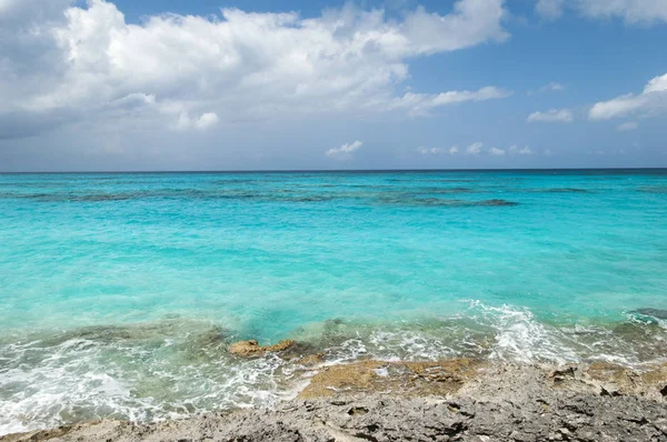 カリブ海の岩のビーチ — ストック写真