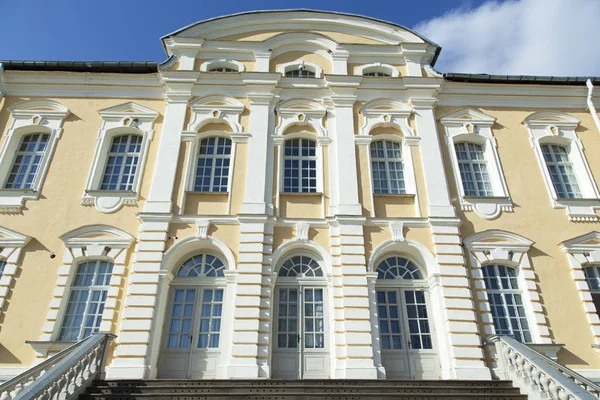 拉脱维亚的宫殿入口 — 图库照片