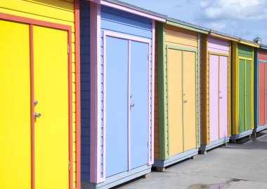 Renkli Bahama tezgahları