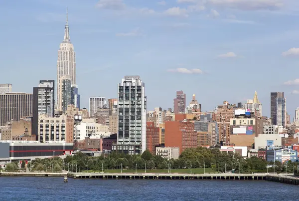 Manhattan Skyline con un parque —  Fotos de Stock