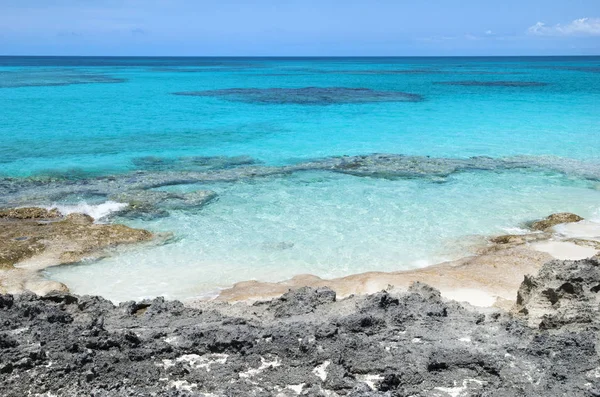 Caribische rotsachtige strand — Stockfoto