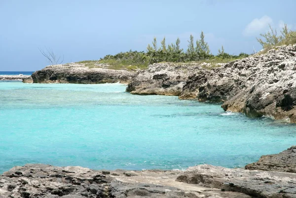 Rotsachtige kustlijn van de Caribische eiland — Stockfoto