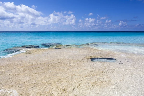 Caribische eiland rotsachtige strand — Stockfoto