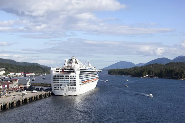 Lodě Letadla Kolemjdoucí Náročném Městě Ketchikan Aljaška — Stock fotografie