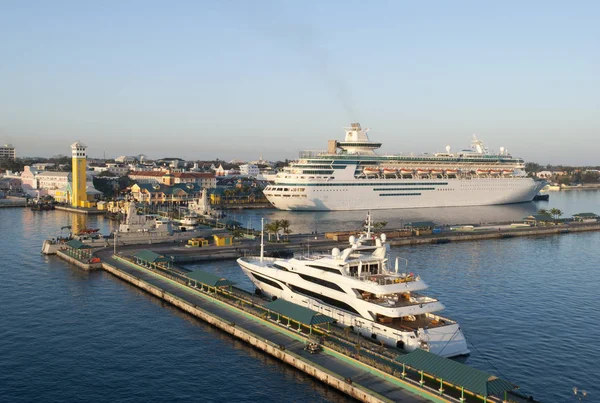 Porto da cidade de Nassau ao amanhecer — Fotografia de Stock