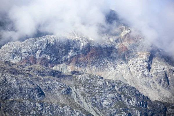 Bewolkt Glacier Bay bergen — Stockfoto