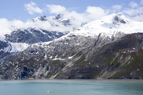 Glacier Bay bewolkt bergen — Stockfoto