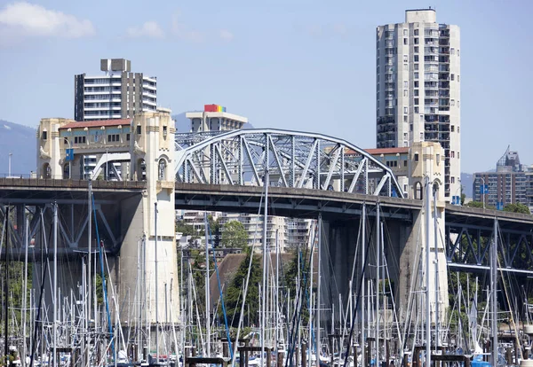 Vancouver 's burrard street bridge — Stockfoto