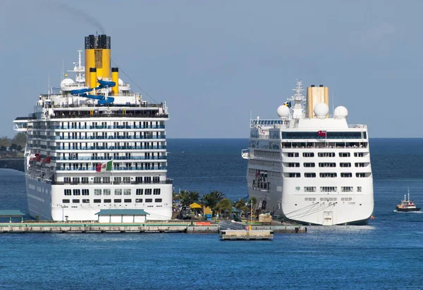 Cruise Ships In Nassau — Stock Photo, Image