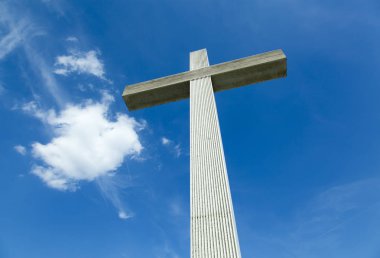 Mavi gökyüzünde çapraz