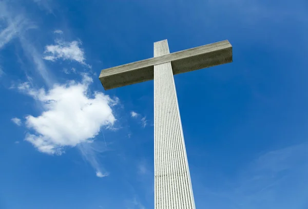Kreuz im blauen Himmel — Stockfoto
