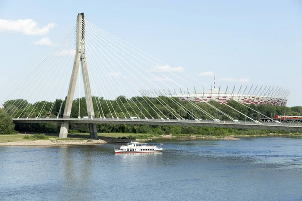 Vista Barco Viajante Uma Ponte Sobre Rio Wistula Cidade Varsóvia — Fotografia de Stock