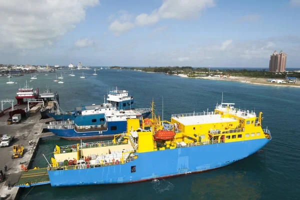 Vrachtschepen in haven van Nassau — Stockfoto