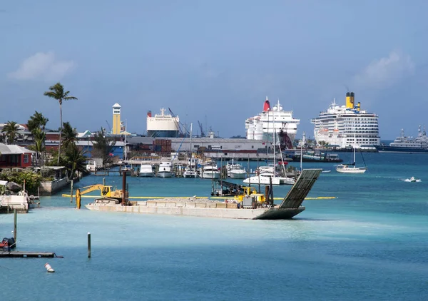 Cruiseschepen voor de haven van Nassau — Stockfoto