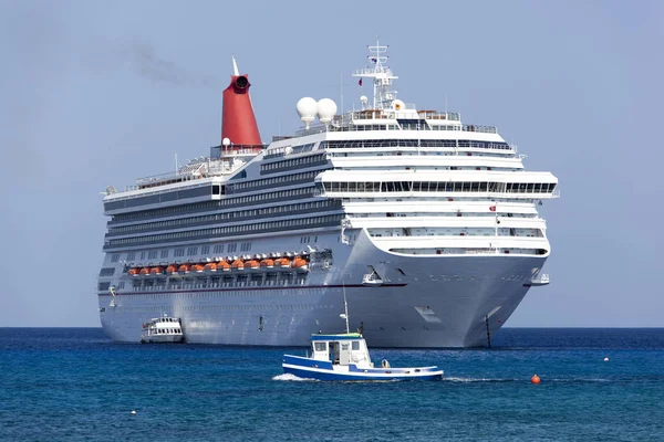 Drifting Cruise Ship in Caribbean — Stock Photo, Image