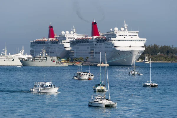 Havencruiseschepen en jachten van Nassau — Stockfoto