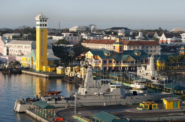Hava kararınca Nassau 'daki Donanma Gemileri