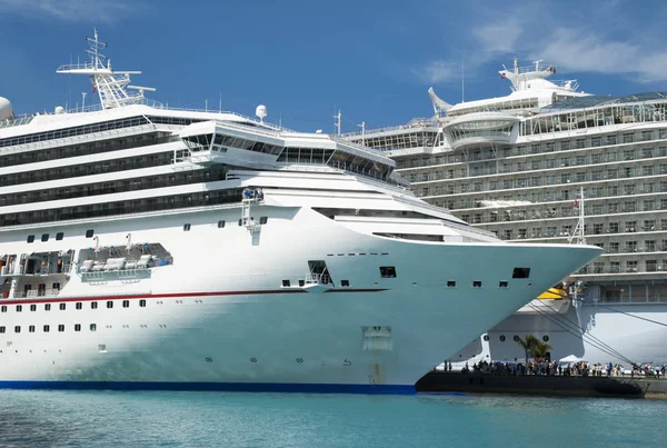 Twee grote cruiseschepen in Nassau — Stockfoto