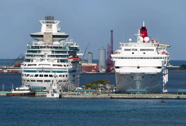 Navi da crociera nel porto di Nassau — Foto Stock