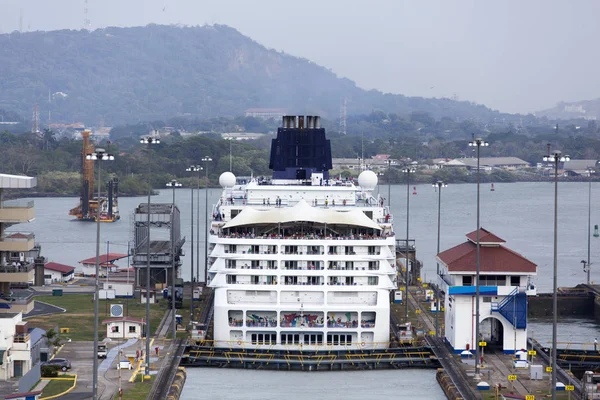 Le bateau de croisière entrant dans Panama City — Photo