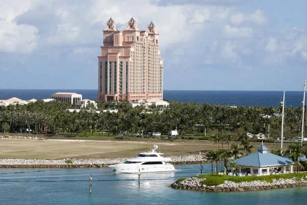 Yacht lämnar Paradise Island Marina — Stockfoto