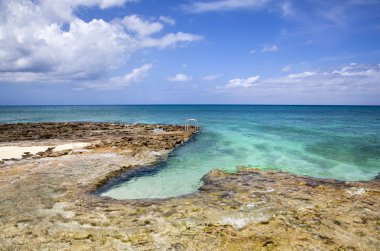 Merdiveni olan Grand Cayman Sahili 