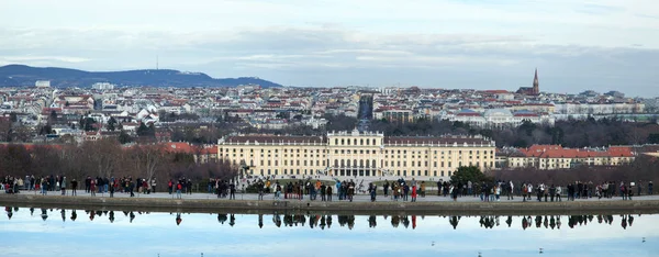 Венская панорама с дворцом Шонбрунн — стоковое фото