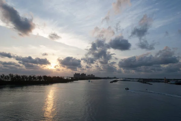 Sunrise Cloudscape sul porto di Nassau — Foto Stock