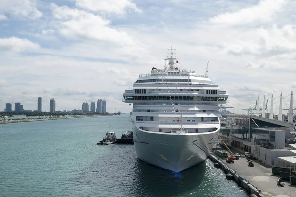 Crucero amarrado en Puerto de Miami — Foto de Stock