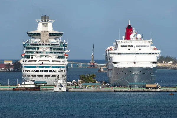Dos cruceros en Nassau —  Fotos de Stock