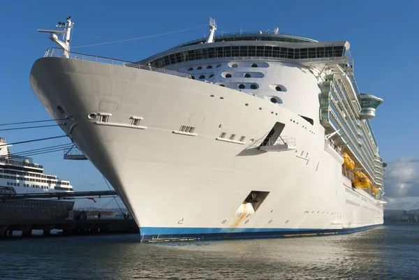 Paquebot de croisière mouillé à San Juan — Photo