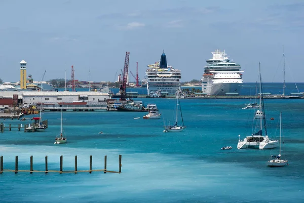 Havenjachten en cruiseschepen van Nassau — Stockfoto