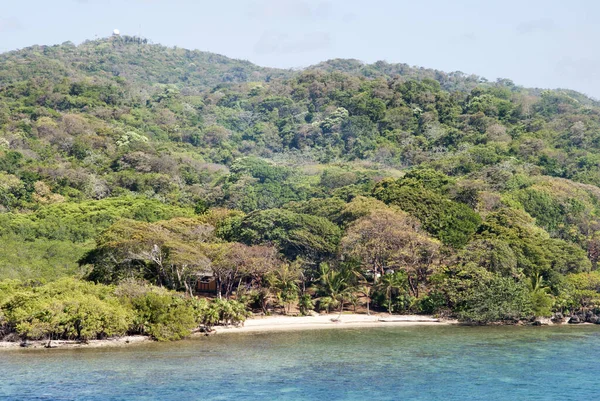 Côte de l'île de Roatan avec une plage — Photo