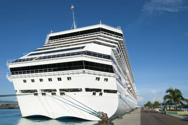 Das in Nassau festgemachte Kreuzfahrtschiff — Stockfoto