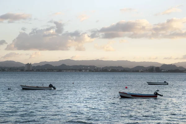 Три лодки в заливе Сан-Хуан — стоковое фото