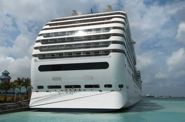 Blick Auf Ein Großes Kreuzfahrtschiff Das Nassau Stadt Bahamas Festgemacht — Stockfoto