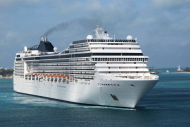 Kenetlenmeden önce Nassau Limanı 'nda manevra yapan bir yolcu gemisinin sabah görüntüsü (Bahamalar).