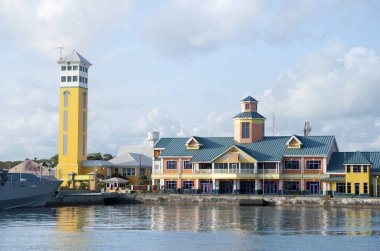 Şehir merkezinde Nassau 'da (Bahamalar) bir kulesi olan gemi terminalinin sabahki görüntüsü).
