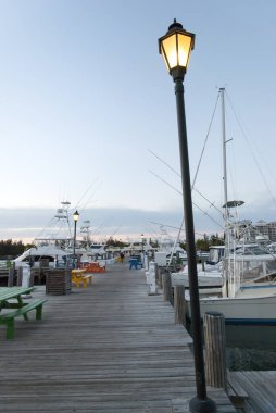 Freeport 'taki Lucaya tatil beldesi marinasının alacakaranlıktaki manzarası (Grand Bahama Adası)).