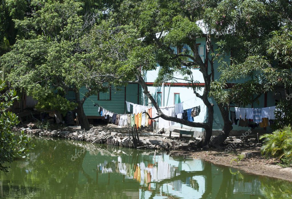 La casa residencial junto al agua en la ciudad de Coxen Hole en la isla