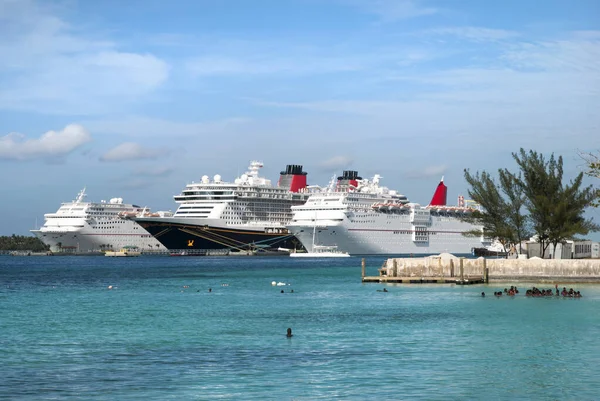 Nassau Innenstadt Strand Und Die Reihe Von Kreuzfahrtschiffen Hintergrund Bahamas — Stockfoto