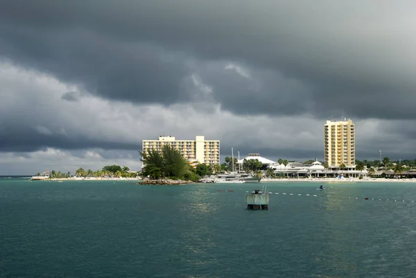 Regnfulde Mørke Skyer Ocho Rios Resort Bybugt Jamaica - Stock-foto
