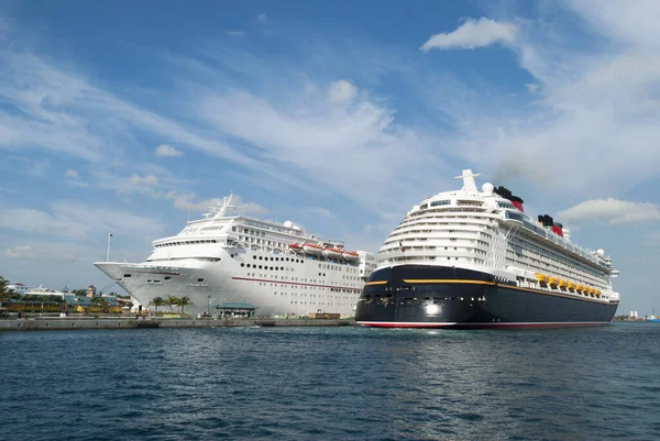 Cruceros Amarrados Ciudad Nassau Bajo Las Pintorescas Nubes Bahamas —  Fotos de Stock