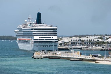 Key West 'te demirlemiş bir yolcu gemisinin manzarası (Florida)