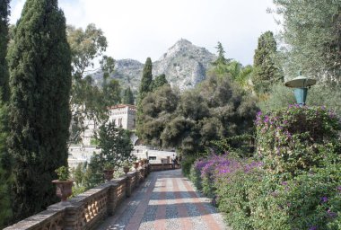 Sicilya adasındaki Taormina eski kasabasında (İtalya) yemyeşil yol ile çevrilidir.).