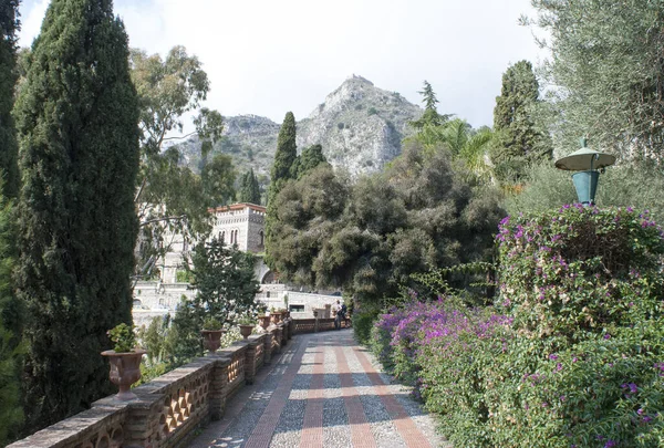 Caminho Cercado Por Vegetação Exuberante Taormina Cidade Velha Ilha Sicília — Fotografia de Stock